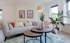 Ultra Luxe Scarborough 2 Bedroom Apartments Near Beach, Centre & Peasholm Park